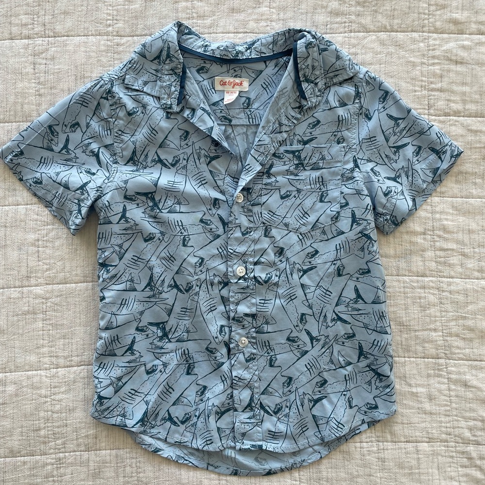 Boys shirts: CAT & JACK & LEVIS Size 4/5 (lightly worn)